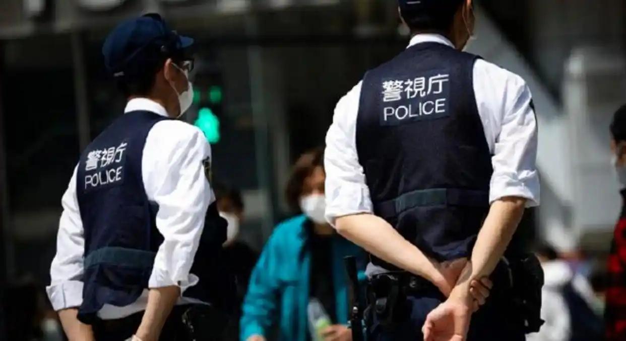 一场扫黄，把东京最见不得人的底给翻出来了。

大久保公园，站街女一排一排，各国媒