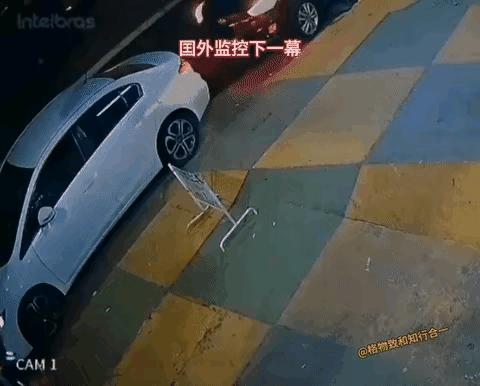 这个被追杀的人，应该是有一定福气的，两把枪同时卡壳，这样的情况真不多见，这两个追