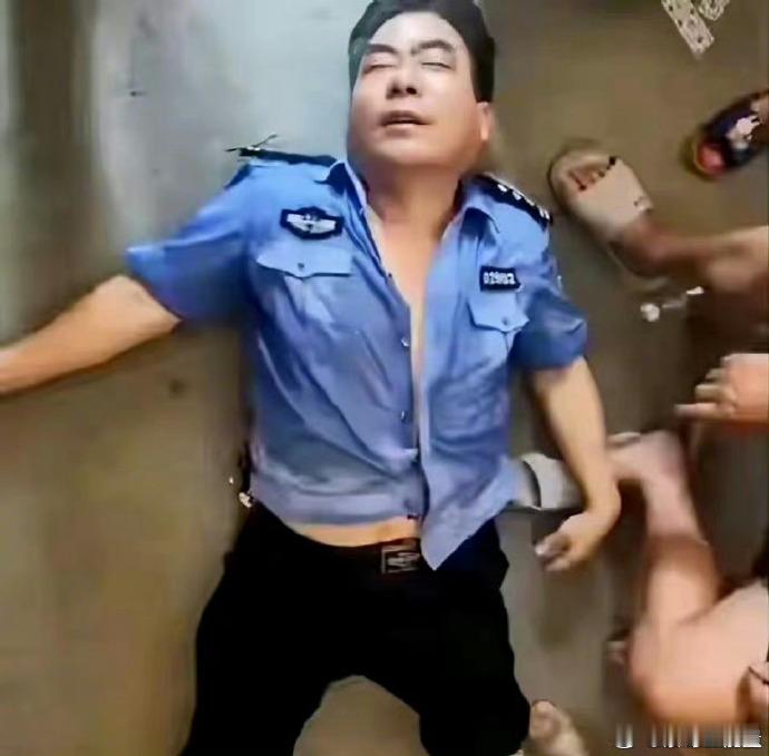 杨旭恒，连续救出51人后，被巨浪冲走、失联10多个小时后，凭借过硬的身体素质和顽