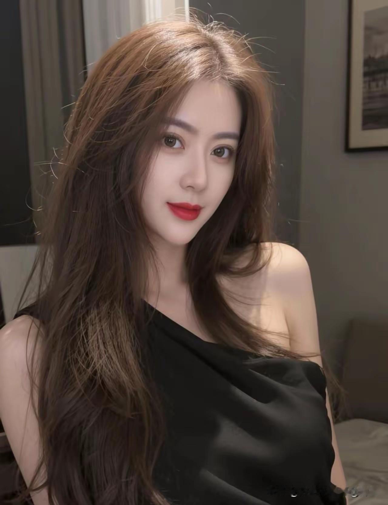 这两位小姐姐好漂亮啊！好喜欢这种头发凌乱的红唇美女，自然又不失野性！
红唇美少女