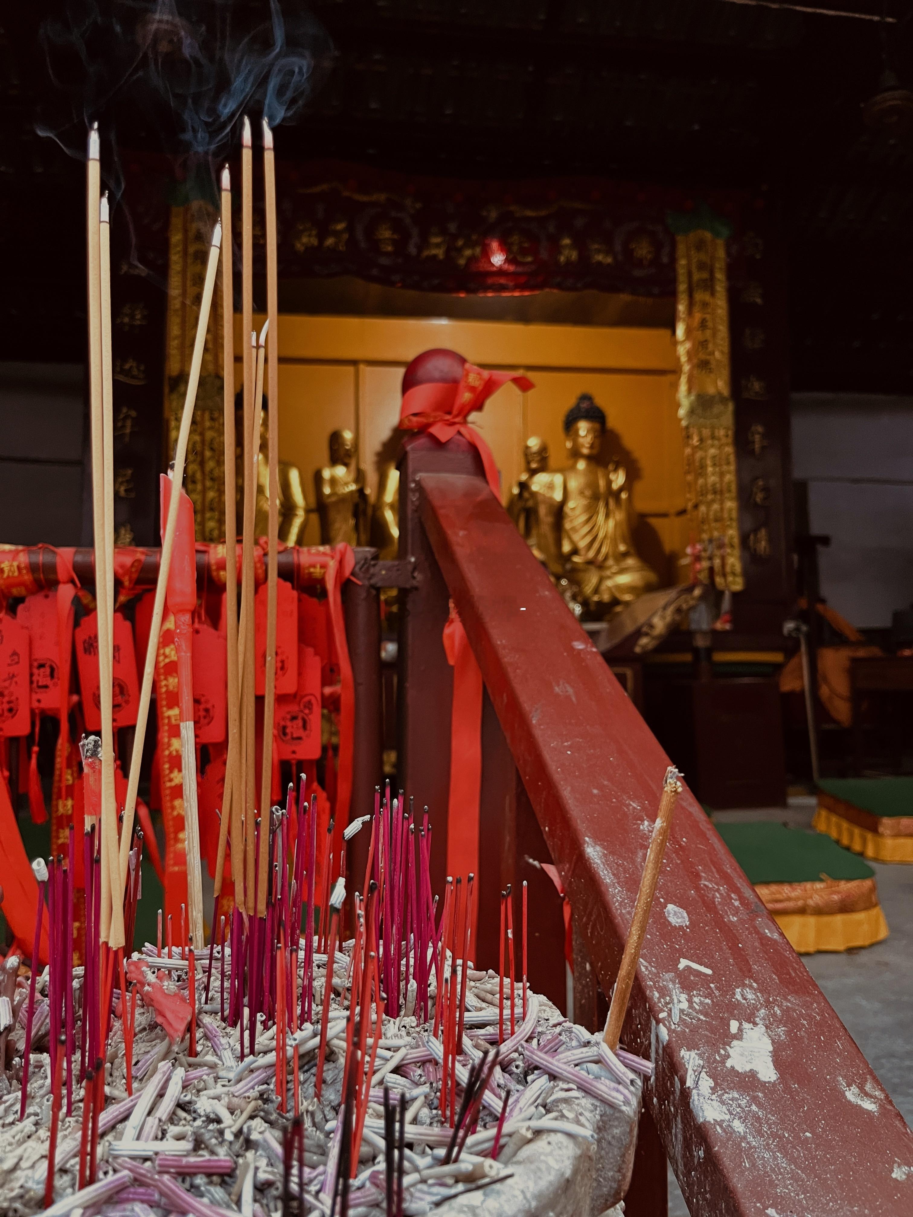 奶奶帮大家祈福 逢山开道，遇水搭桥；诸佛庇佑，一路长虹好运连连
