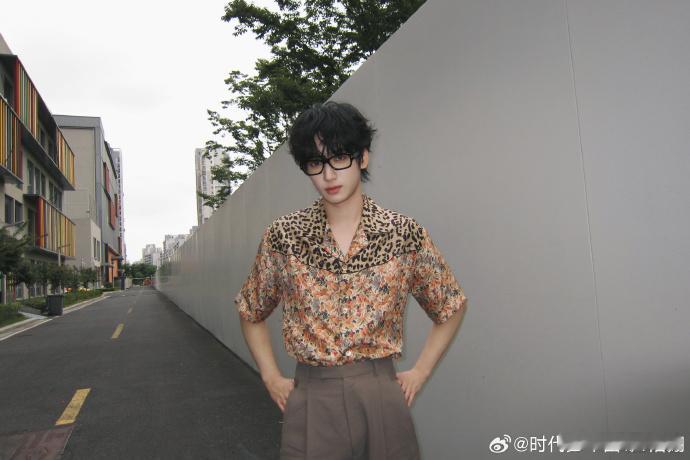严浩翔豹纹碎花撞色美学 豹纹拼接碎花衬衫好大胆的搭配，黑框眼镜加持，街头随性少年