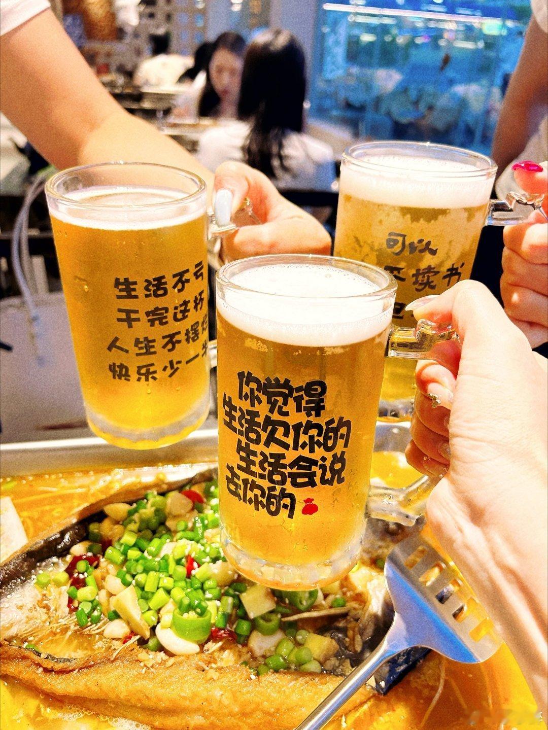 谁懂夏天烧烤啤酒好友的含金量谁懂啊！夏天、烧烤、啤酒与好友凑在一起，简直是快乐“