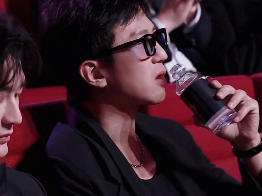 邓超是不是在男团进修过这个喝水直拍 堪比韩团了！！！奖励我一部霸总好不好啊 ​​