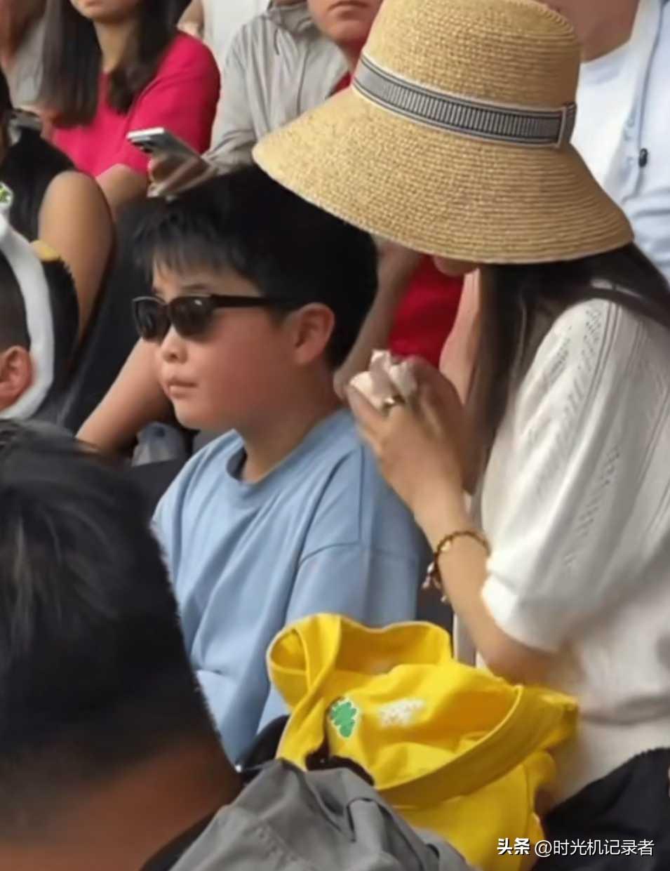 佟丽娅和陈思诚的儿子也太帅气了，虽然还小有点肉乎乎的，但是这模样就是像爸爸啊！