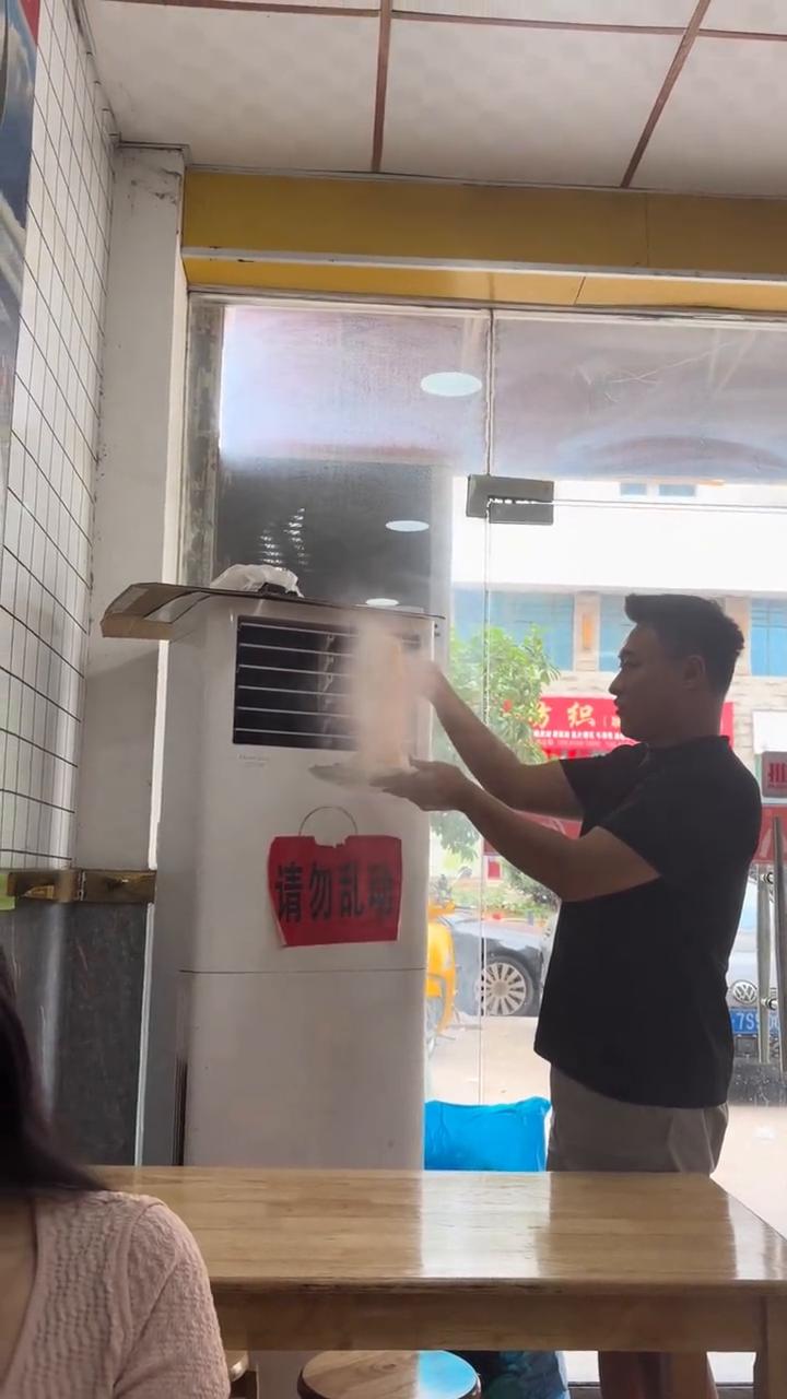 吃面也是有技巧。冒白烟了。