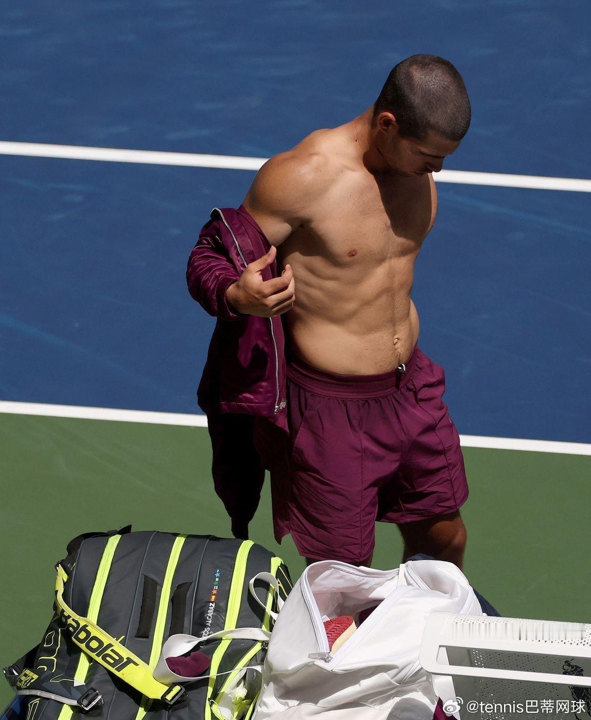 美网男单四强肌肉分析🧐只能说职业网球🎾运动员身材都很不错，都拥有完美的肌肉线