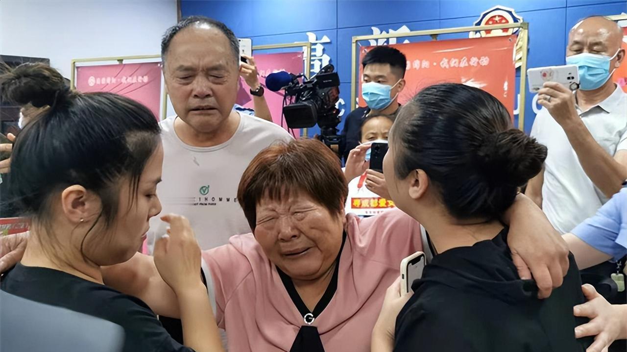 1988年，安徽一对夫妇带着刚满月的双胞胎女儿上街卖包子，待到包子铺客人变少后，