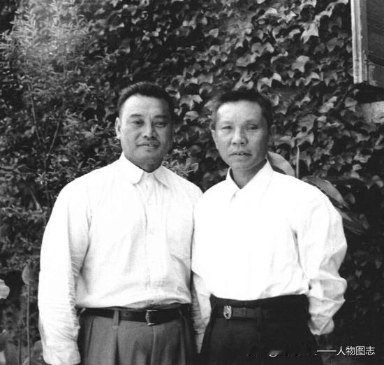 1958年，朱良才(右)在北京和袁升平在一起。