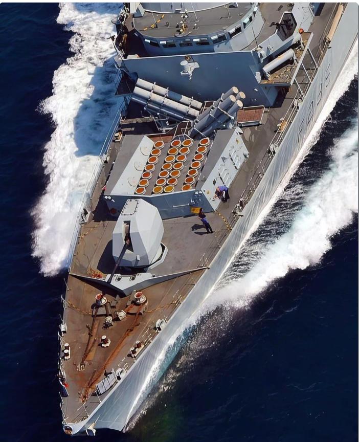 英国23型护卫舰“蒙茅斯”号（HMS Monmouth）在中期改装（MLU）前的