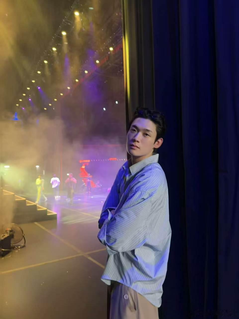 金允植看朴时宇跳舞金允植第八张图片 金允植看朴时宇跳舞简直就是偷偷看老婆的即视感