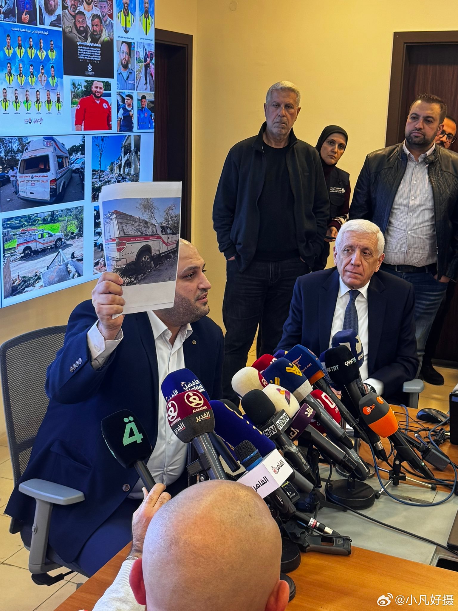 黎巴嫩卫生部长举起一张被袭击后救护车的照片，问道：“这是军事设施吗？你们看到火箭