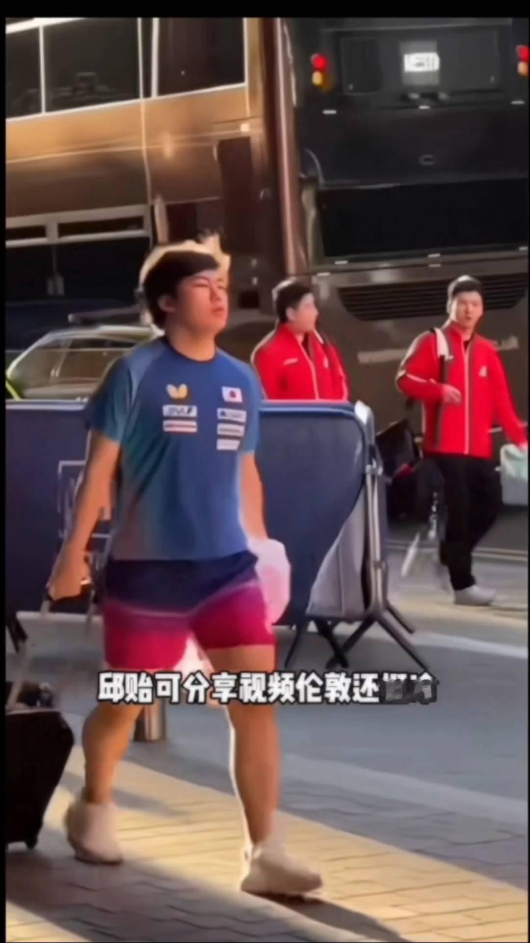 松岛辉空拖着行李箱走来，他直接是短袖短裤，抗冻！向鹏、梁靖昆长裤长袖对比拉满。邱