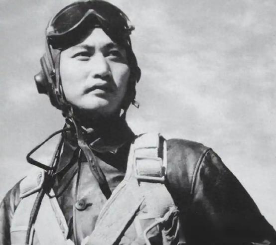 [微风]1951年，志愿军飞行员刘玉堤在返航途中，无意间发现，自己身下竟有一群黑