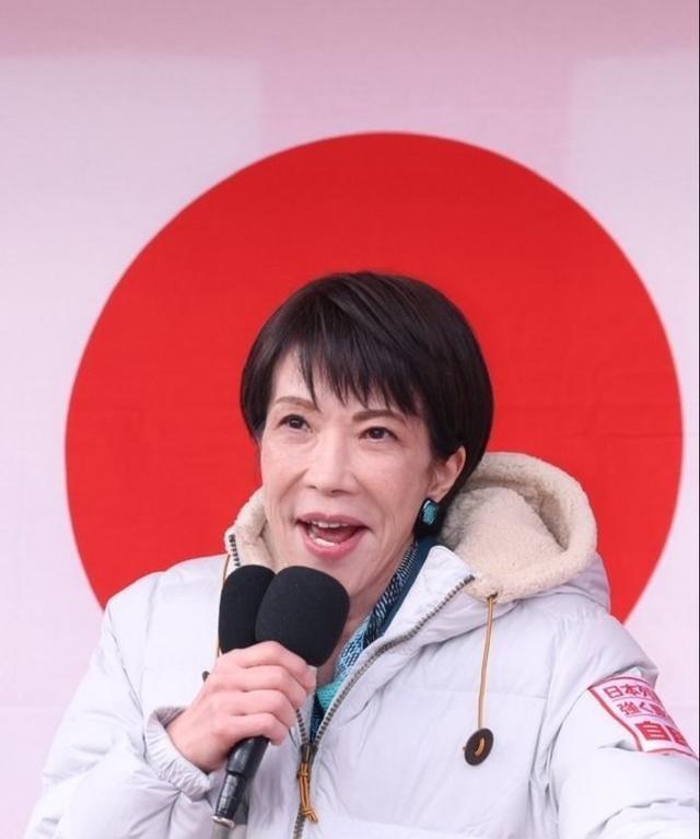 联合早报2月3日报道：日本众院来临2月8日举行选举，各大媒体发布选战中盘调查显示