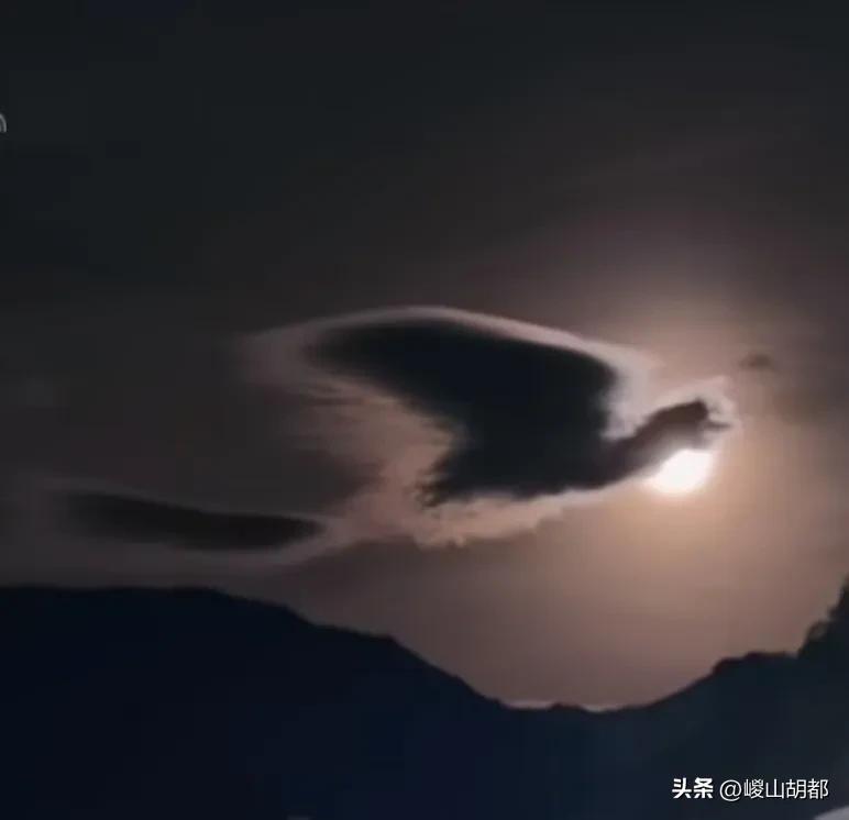 凤凰展翅，天象奇观[大笑]