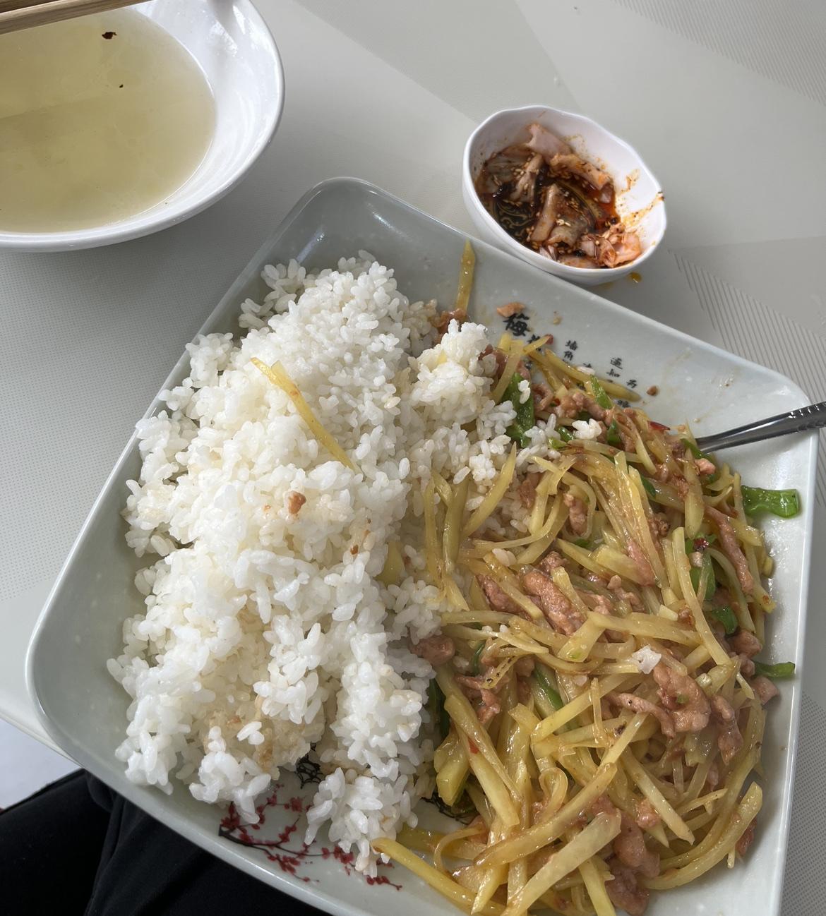 今天，出去盖饭，大家居然不约而同点了这个神菜，菜单上都没有，他就是土豆肉丝盖！