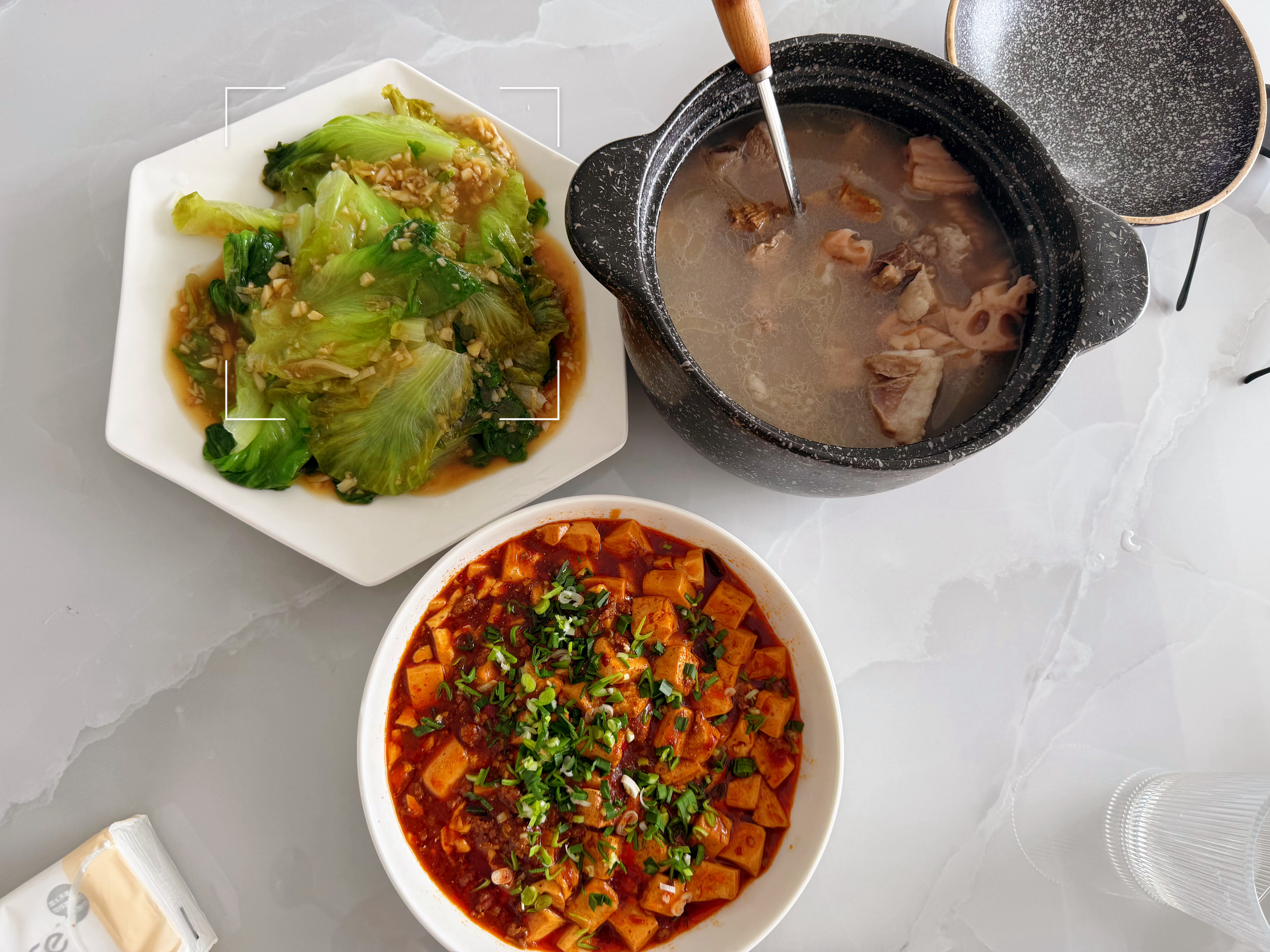 吃饭了今天吃的是，莲藕排骨汤，蚝油生菜，麻婆豆腐。去超市买豆腐的时候记得看生产日