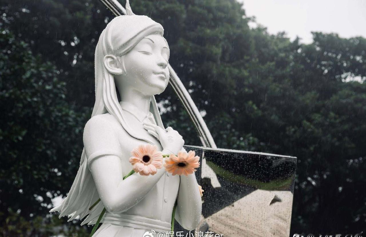 大S雕像上有纹身2月3日，艺术总监李承道再发文谈大S纪念雕像，雕像右手背上的纹身