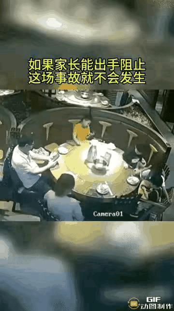 一家人来到饭店里面吃饭，两个大人在自顾自的玩手机，四个小孩有的玩手机游戏。其中一