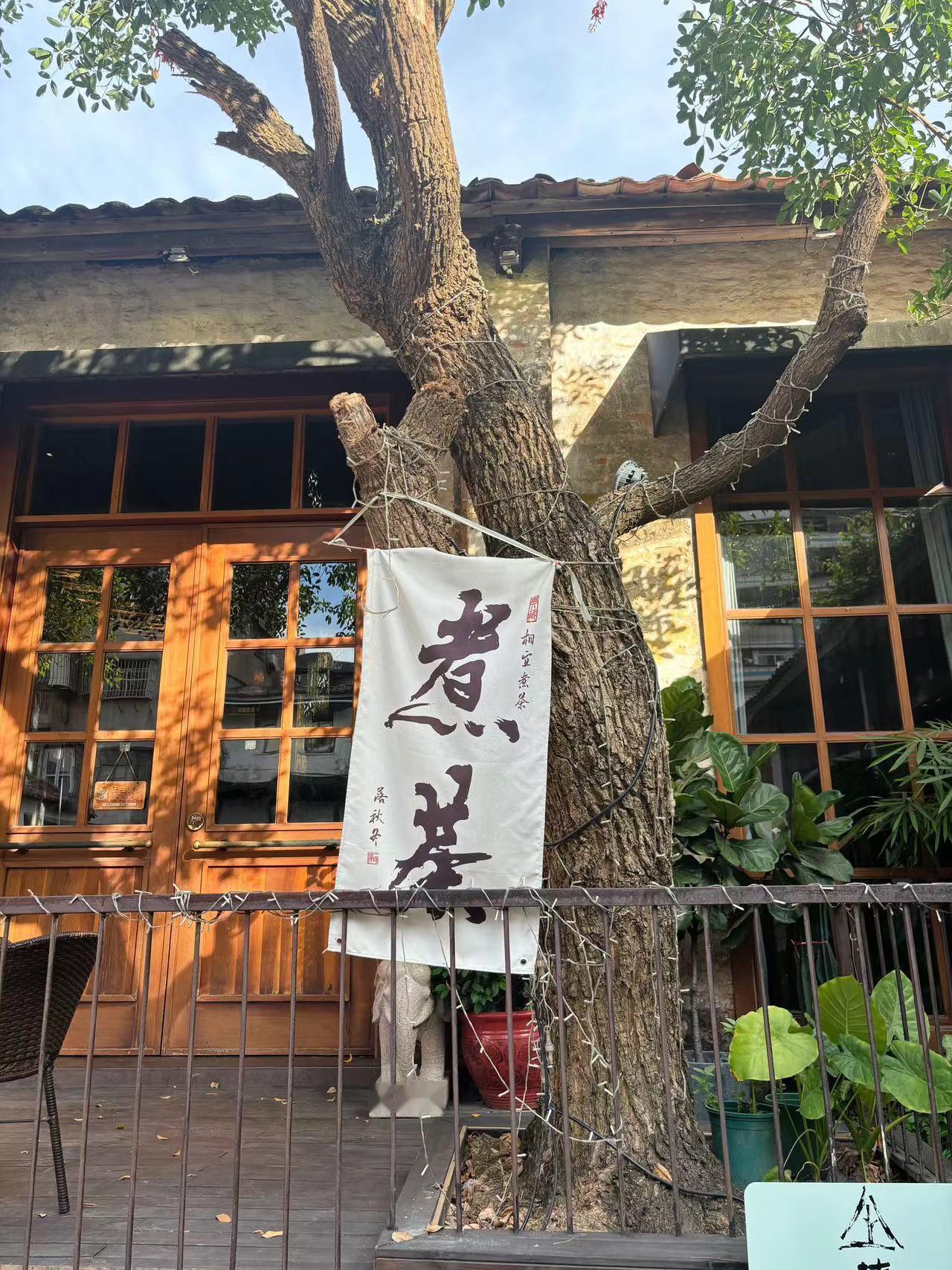 出门记得做好防晒！来惠州752艺术仓逛逛～很多来打卡拍照的人，这里的景也很出片，