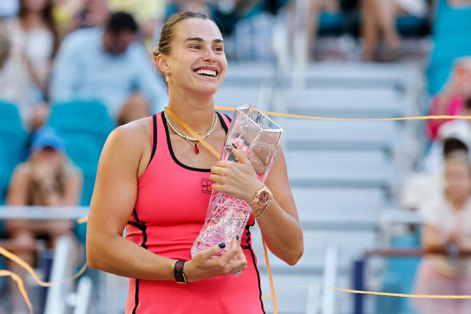 萨巴伦卡成为第五位加冕阳光双冠的球员，这两年她的硬地成绩真是稳的可怕。格拉芙（1