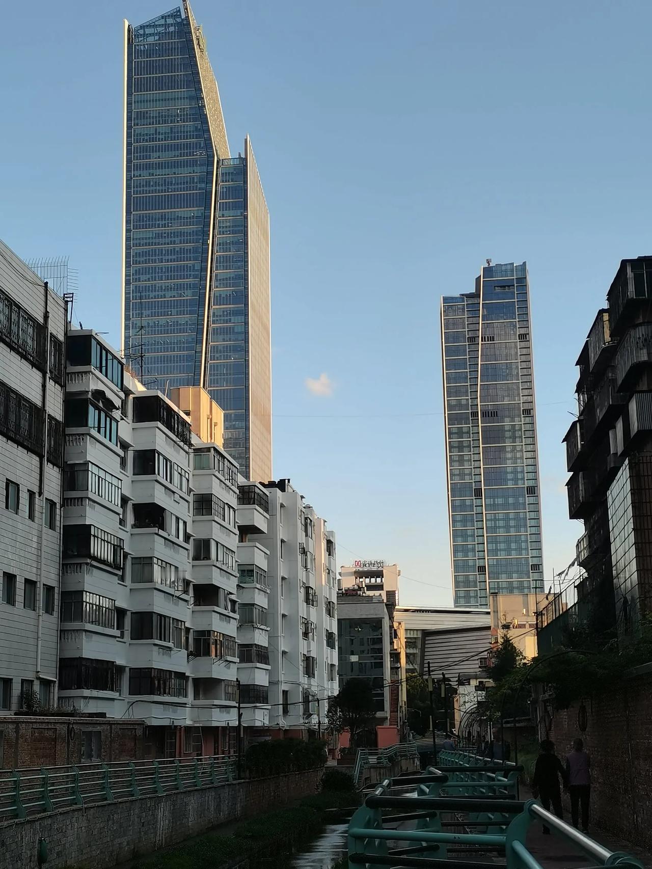 昆明又要换带头人了，这几年昆明的领路人还是平常，没有什么大风大浪。
昆明这几年在