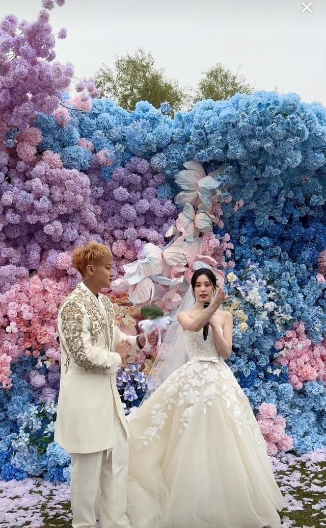 黄子韬婚礼扔西兰花，姜潮第一个冲上去。
这事儿整得挺逗，婚礼现场愣是变成了综艺现