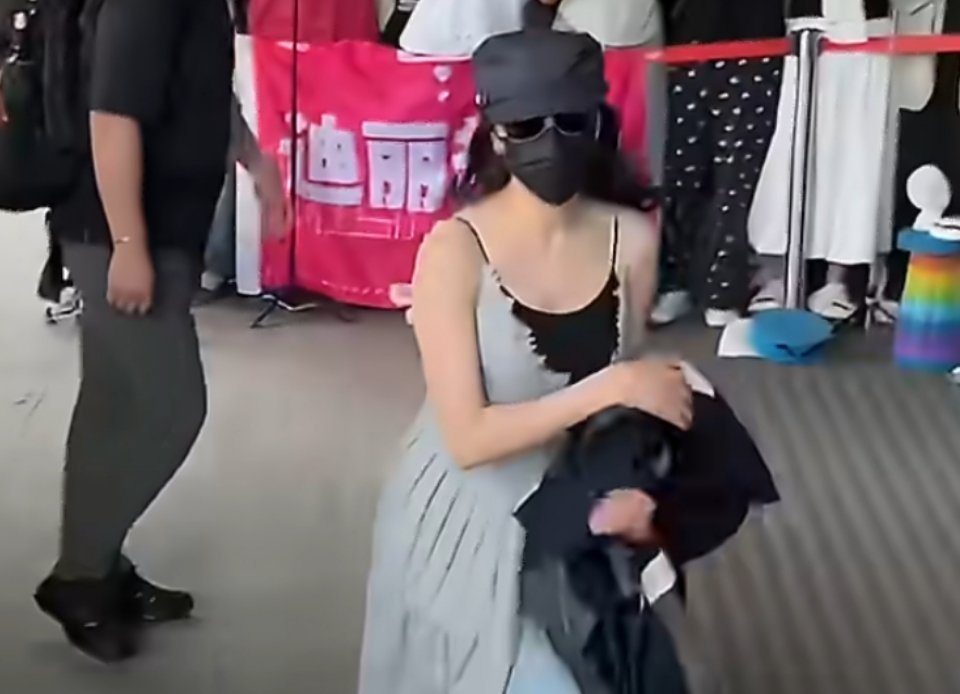 迪丽热巴开心了就小跳一下谁能拒绝一开心就小跳的迪丽热巴啊！骨子里藏着小朋友，一开