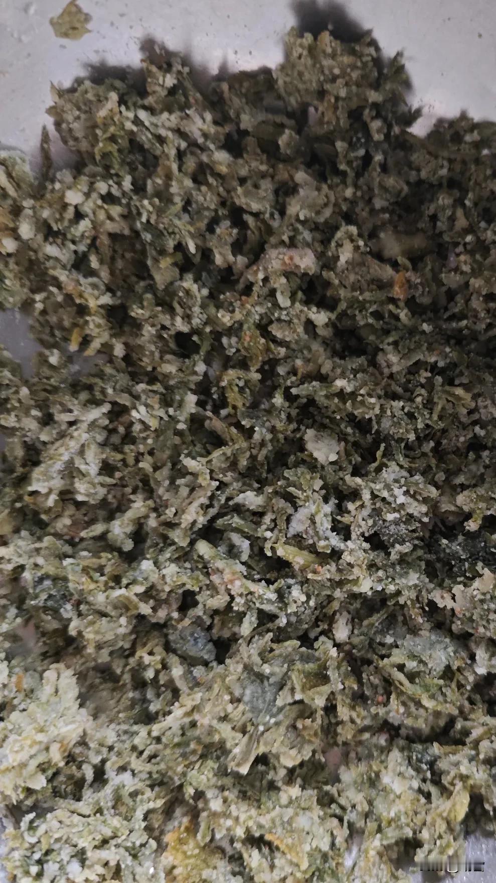 今天婆婆蒸菜，

胡萝卜缨子的美味让我大开眼界，

刷新了我的认知。

它的口感