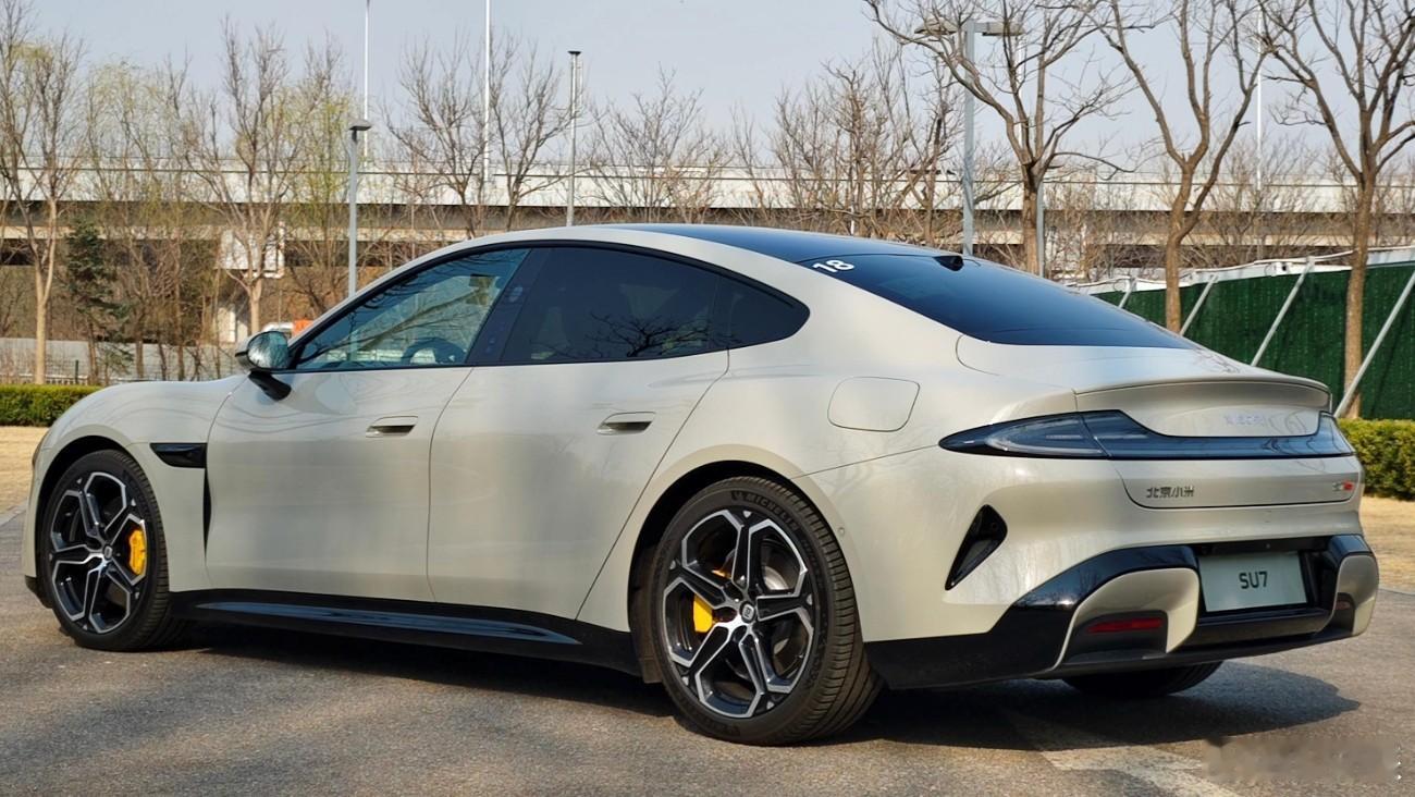 第一代小米SU7 正式停产，新一代SU7同步亮相，400V平台退出历史舞台。初代