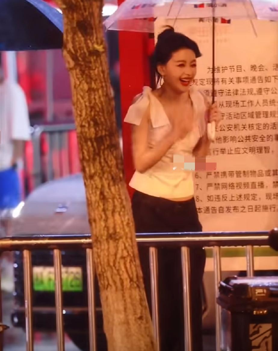 在演播厅录制前，等在外面的孙怡被风给吹倒了，之前总听人说太瘦了一阵风就能吹走，还