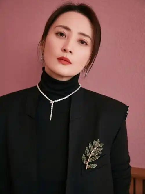 演员陈建斌说：“《甄嬛传》里的这些女演员啊，她们一个个穿现代的衣服，我都不认识，