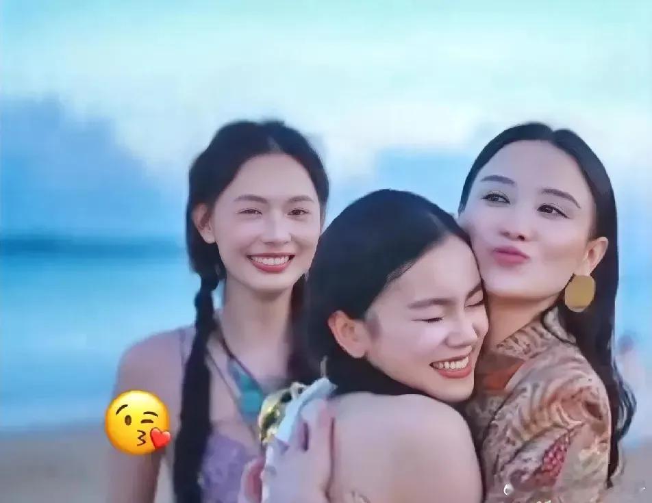 看张婧仪小迷妹的眼神就知道宋佳的江湖地位，95后演员的梦想应该就是宋佳吧，活的洒