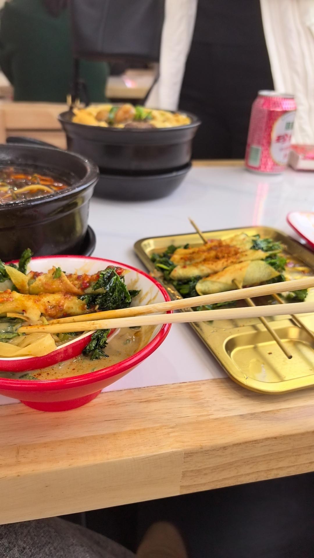 吃麻辣烫的时候我觉得50岁的我确实是老了。
同事中午请客，我们两个人一起去新开业