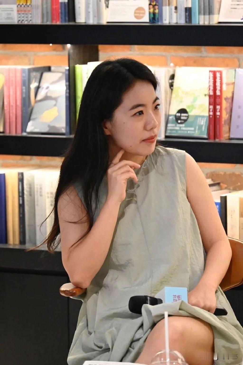 蒋方舟两度回应，人大发布通报！
7月4日，蒋方舟针对肖鹰提出的23项指控作出回应