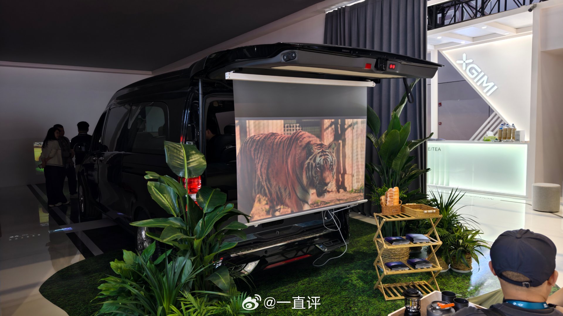 今年上海车展里，这辆车绝对是投影功能最全的，可以说几乎覆盖了所有的投影解决方案，