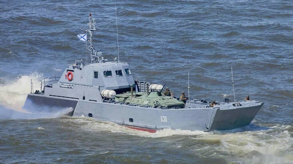 今天，乌克兰武装部队袭击了俄黑海舰队及岛上基地。这件事在俄罗斯网民当中引起了讨论