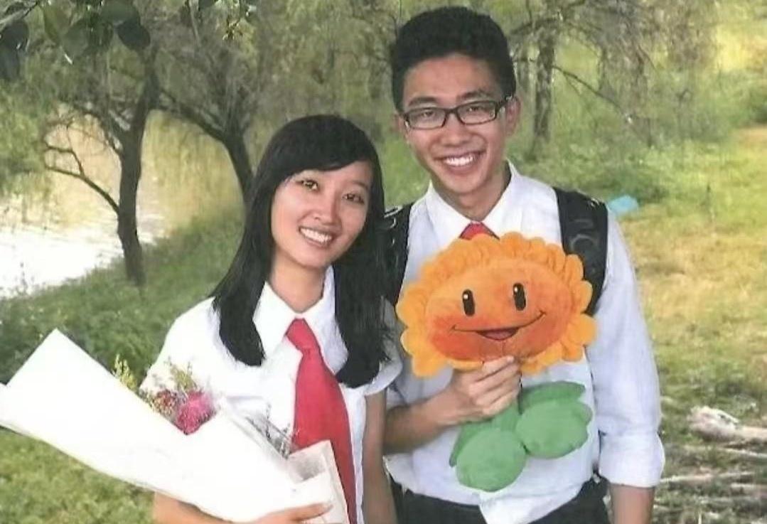 一张十多年前的合照，让不少人心里一沉：章莹颖和侯霄霖当年站在一起，真的是那种干干