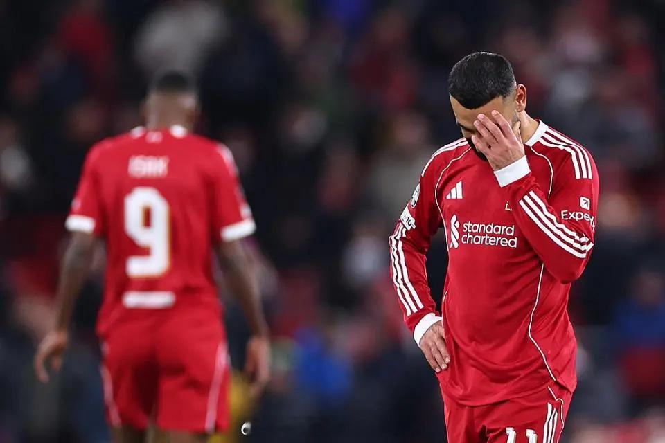 联手做掉主帅？利物浦3核心失误送3球 队长排球动作送点+头牌散步利物浦 在北京时