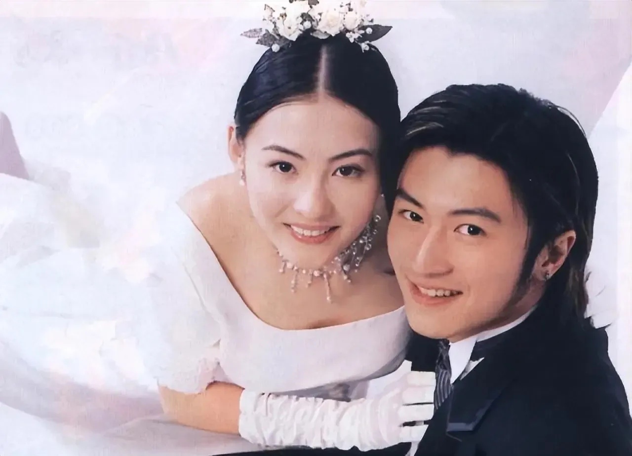 谢霆锋到底爱没爱过张柏芝？看一下他俩结婚时的情况：1. 两人结婚时才二十五六，不