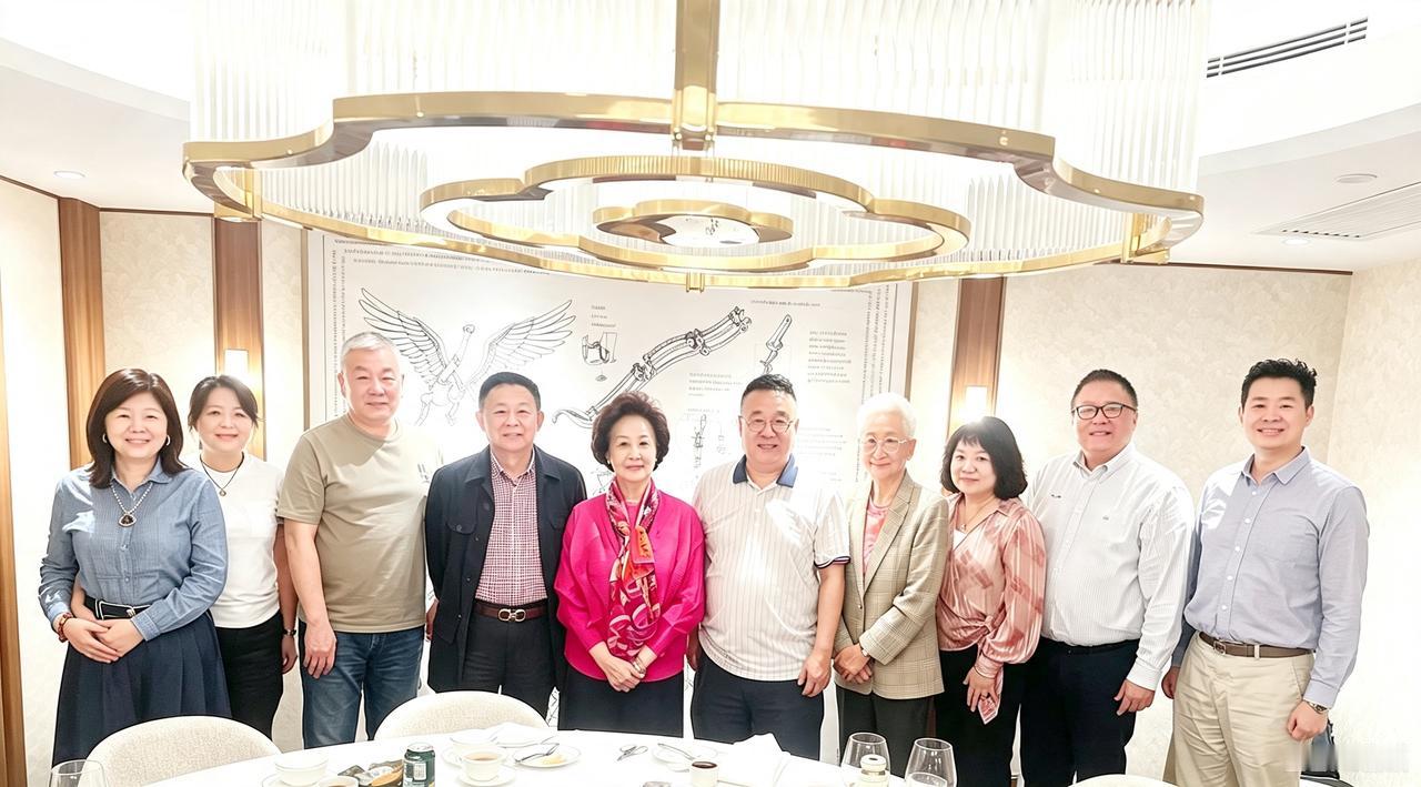 名人家人再叙旧
张学良家人和黄永玉家人，再次聚会叙旧。我也很荣幸，再次被邀请参加
