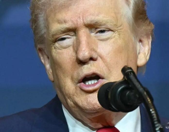 特朗普4月10日发文写道：“伊朗在允许石油通过霍尔木兹海峡方面做得非常糟糕，有些