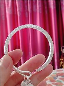 银价最近也是飞涨，2024年买的一个吉言银手镯，36克，当时花了300元，现在同