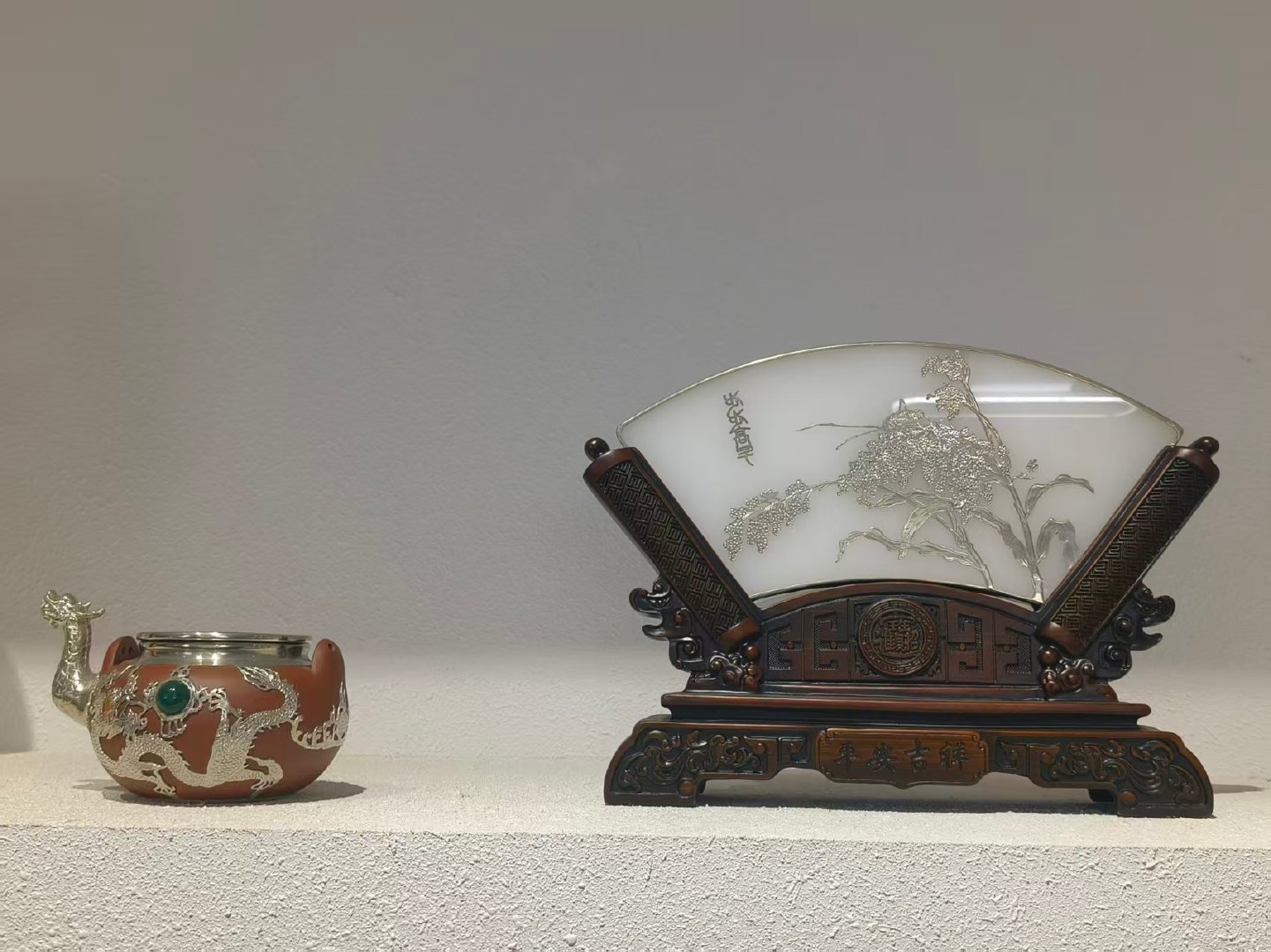 锡镶嵌瓷承古韵，非遗匠心焕新声威海锡镶是山东省级非物质文化遗产，源于清末威海卫锡