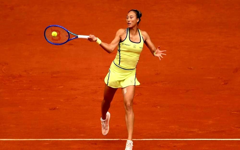 她不再死磕底线了。

1-6被对手吊打，第一盘输得那叫一个干脆利落。

郑钦文当