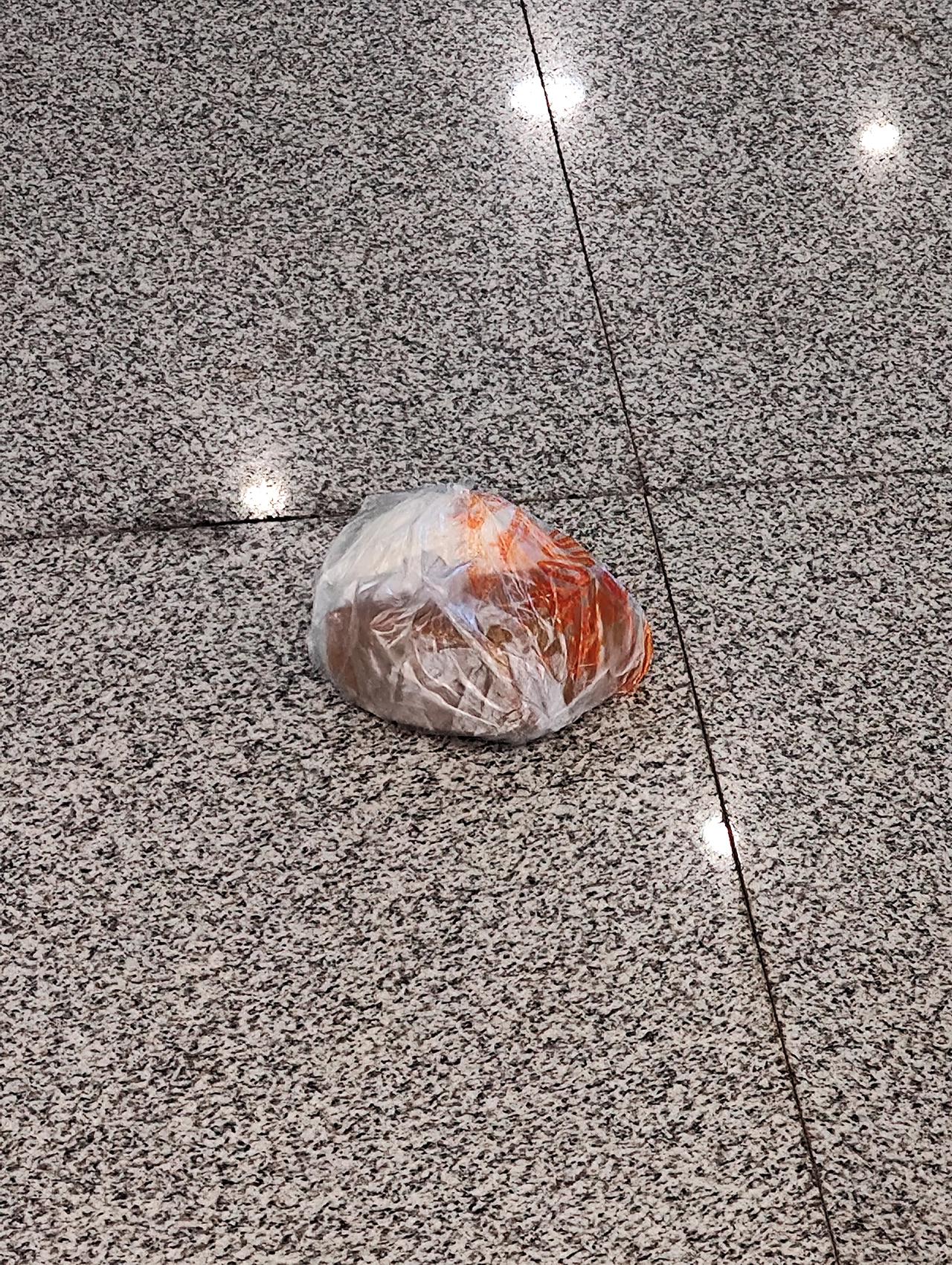 今天中午在黄埔区大沙东地铁站里面转7号线的通道，发现有一袋食物被人落在地上了，有