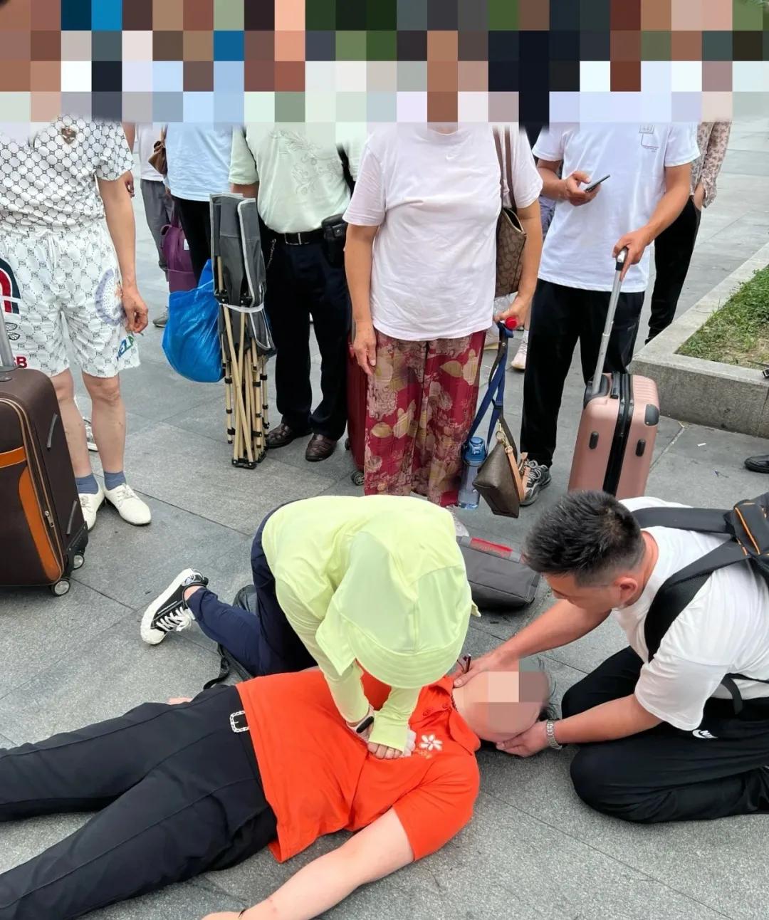 “救救我老婆！”7月8日，上海火车站一女子突然晕倒在地，口吐白沫、浑身青紫。性命