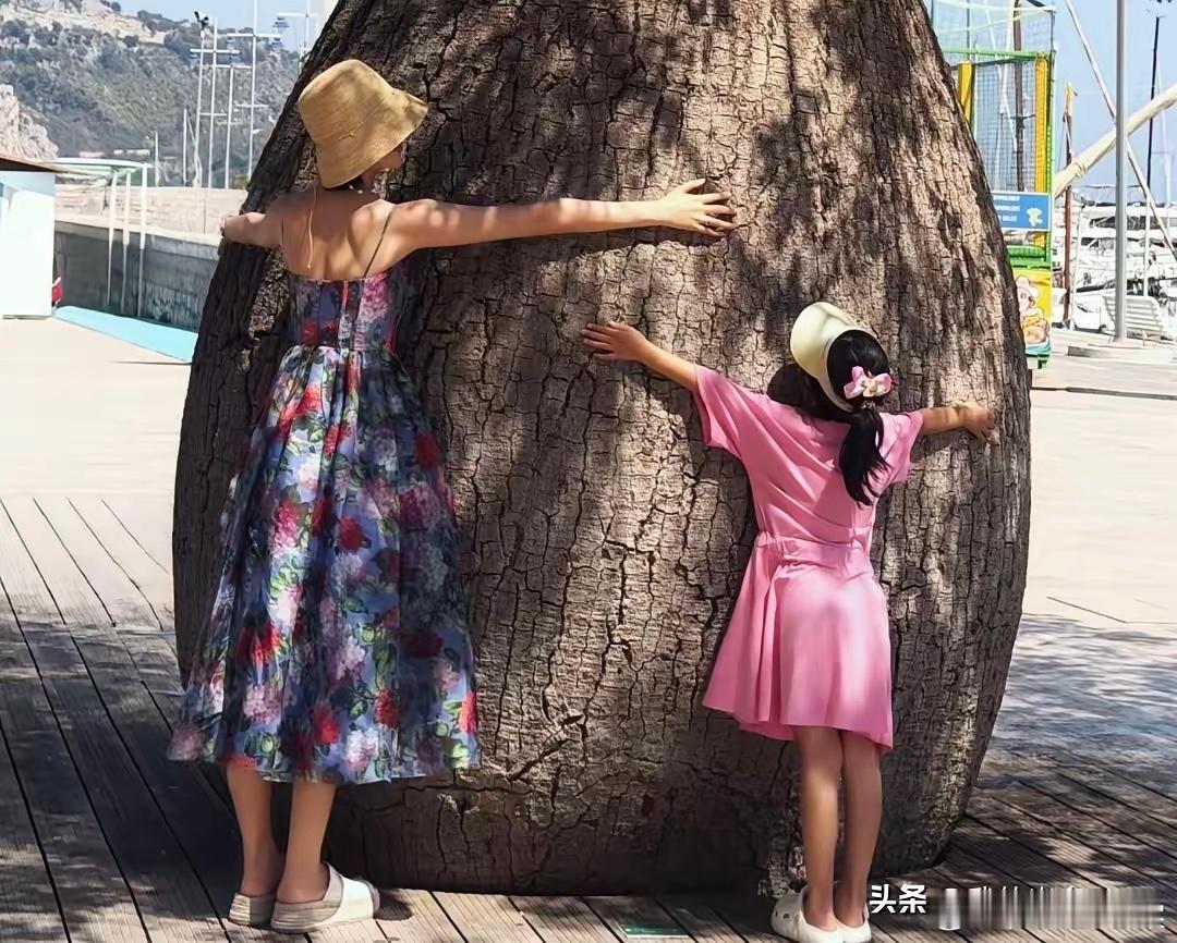 唐艺昕带女儿去法国度假，6岁小小糖穿着粉色裙子出镜，家庭稳定就是这么幸福啊！ 