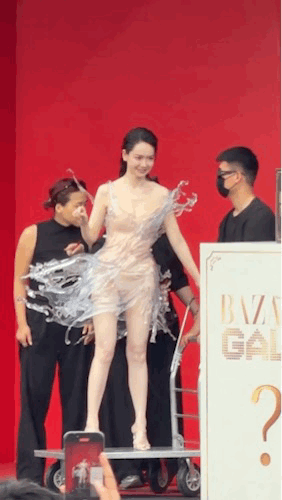 戚薇还是太超前了，就这样被推着进场了？什么样子的女人才是最美的戚薇